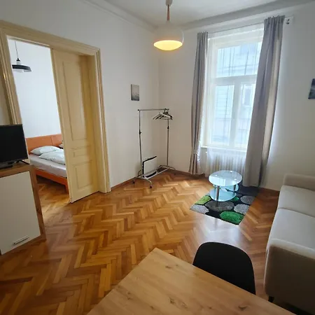 Huge Retro - 100 Sqm - Near Train Station 아파트 브라티슬라바