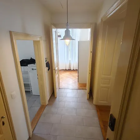 아파트 Huge Retro - 100 Sqm - Near Train Station *