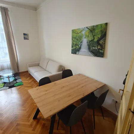 Huge Retro - 100 Sqm - Near Train Station 브라티슬라바