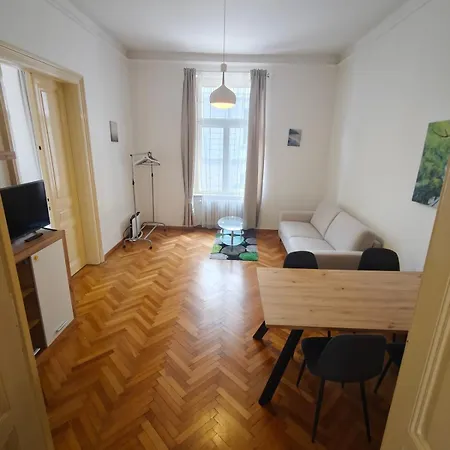 아파트 Huge Retro - 100 Sqm - Near Train Station *