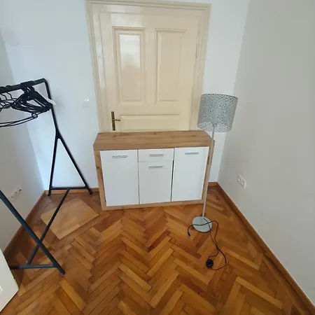 Huge Retro - 100 Sqm - Near Train Station *