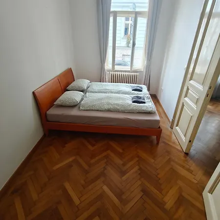 Huge Retro - 100 Sqm - Near Train Station 아파트