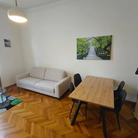 Huge Retro - 100 Sqm - Near Train Station