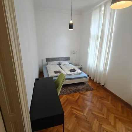 Huge Retro - 100 Sqm - Near Train Station 브라티슬라바