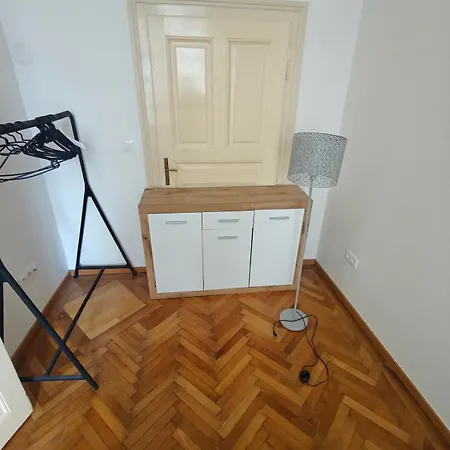 Huge Retro - 100 Sqm - Near Train Station